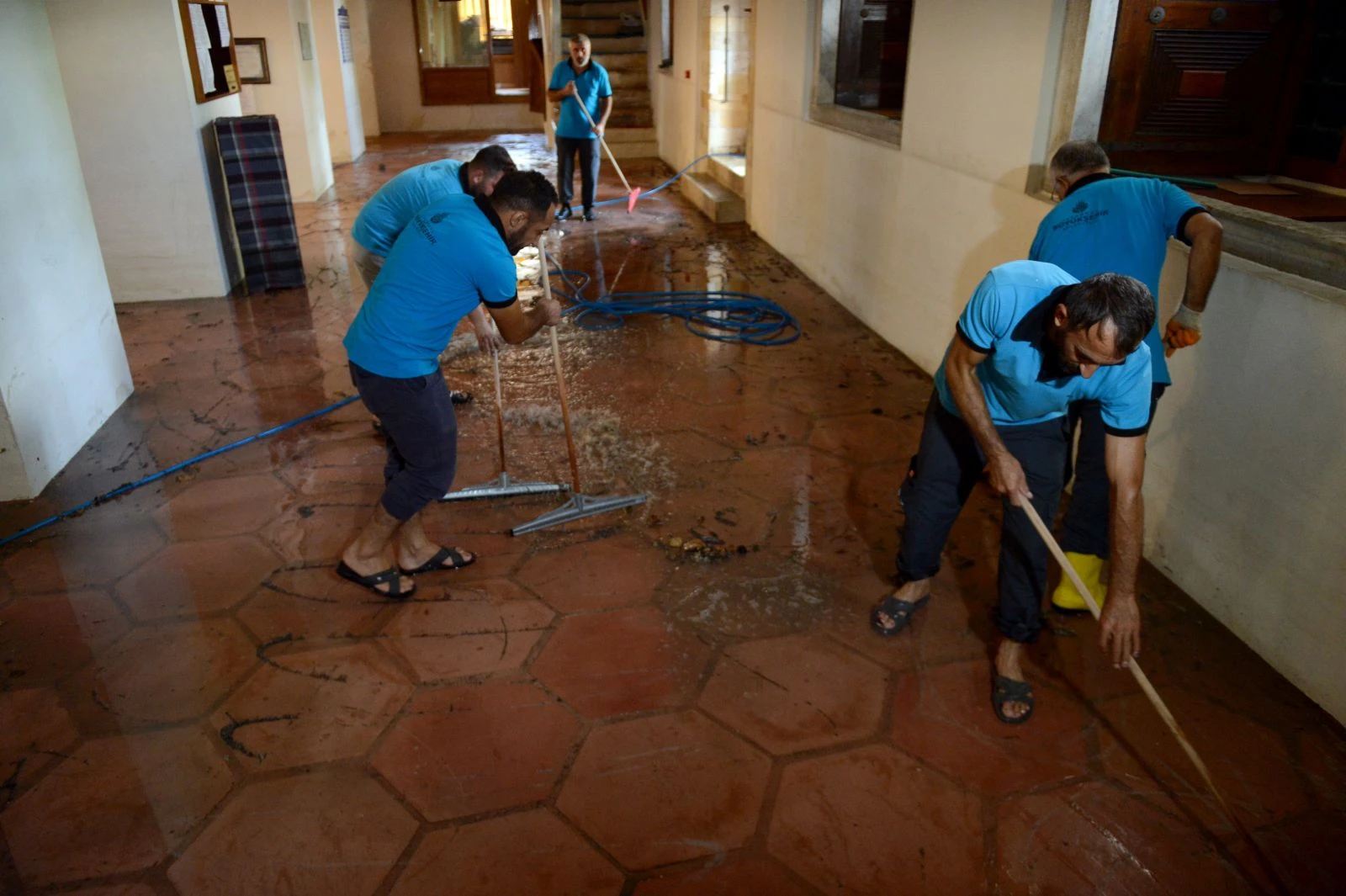 Sağanağın vurduğu tarihi camide tadilat başladı
