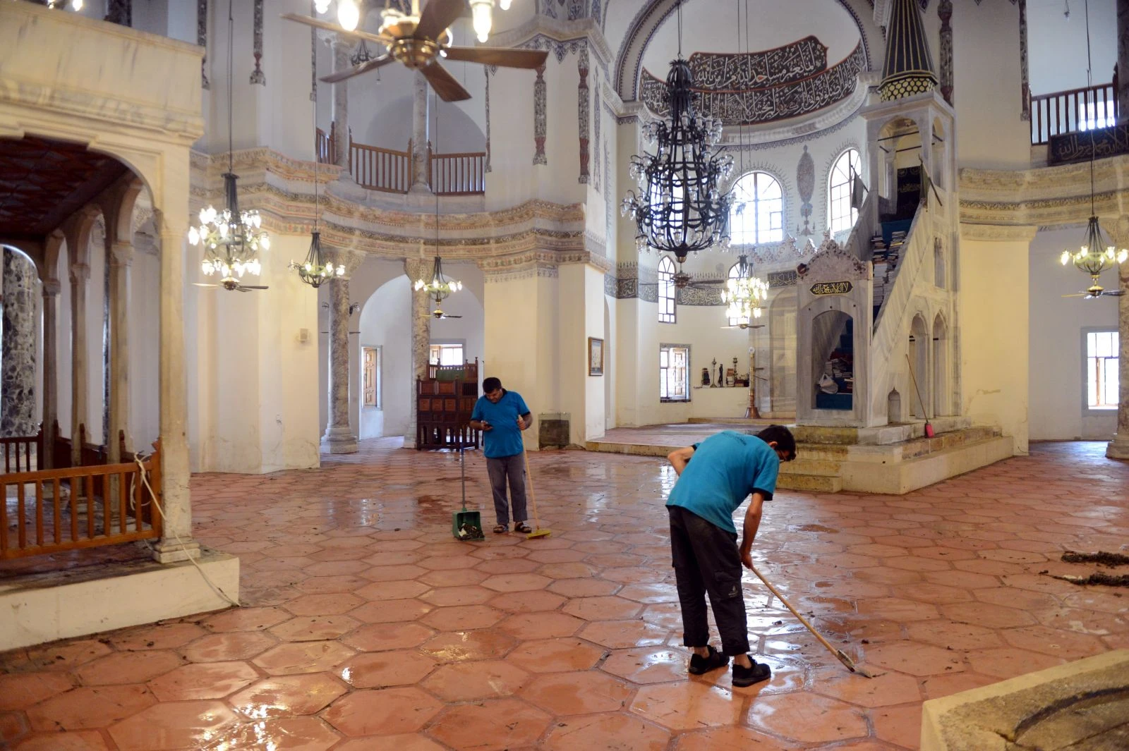 Sağanağın vurduğu tarihi camide tadilat başladı