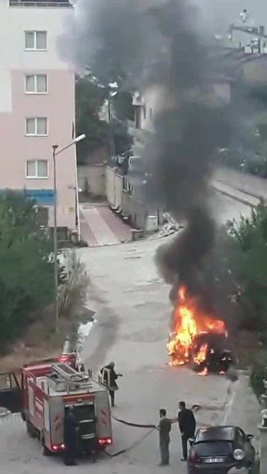 Alev alan LPG’li otomobil mahalleliyi korkuttu