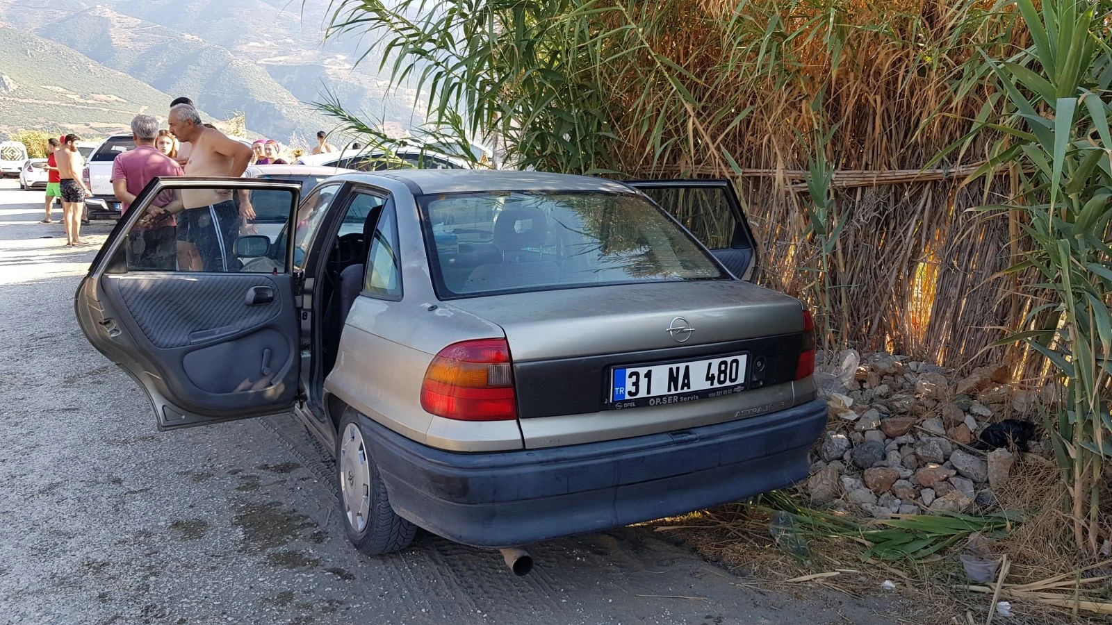 Samandağ'da otomobil camı kırılıp cüzdanlar çalındı