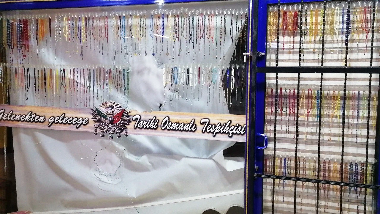 İş yerini kurşunladılar! Boş kovanları toplayıp kaçtılar