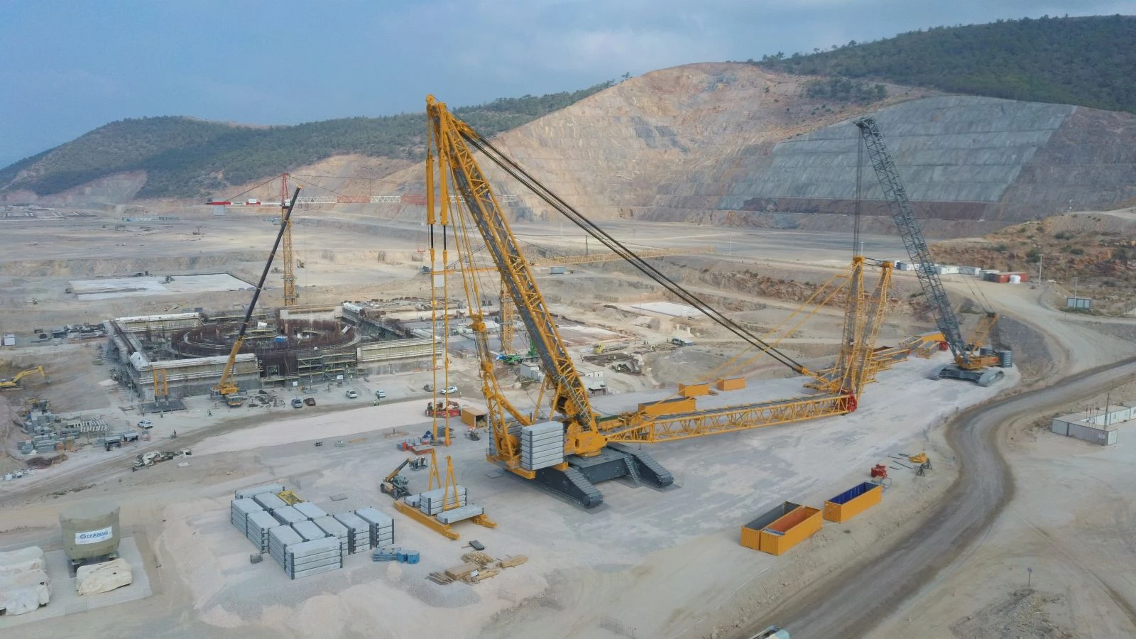 Akkuyu NGS sahasında Liebherr LR13000 vincinin montajı yapıldı