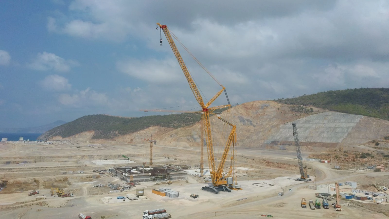 Akkuyu NGS sahasında Liebherr LR13000 vincinin montajı yapıldı