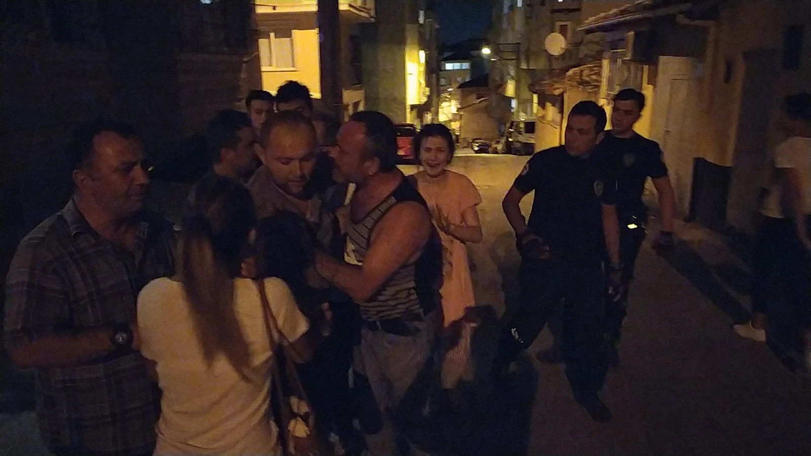 Kız kardeşini döven eniştesinin evine bıçakla saldırdı