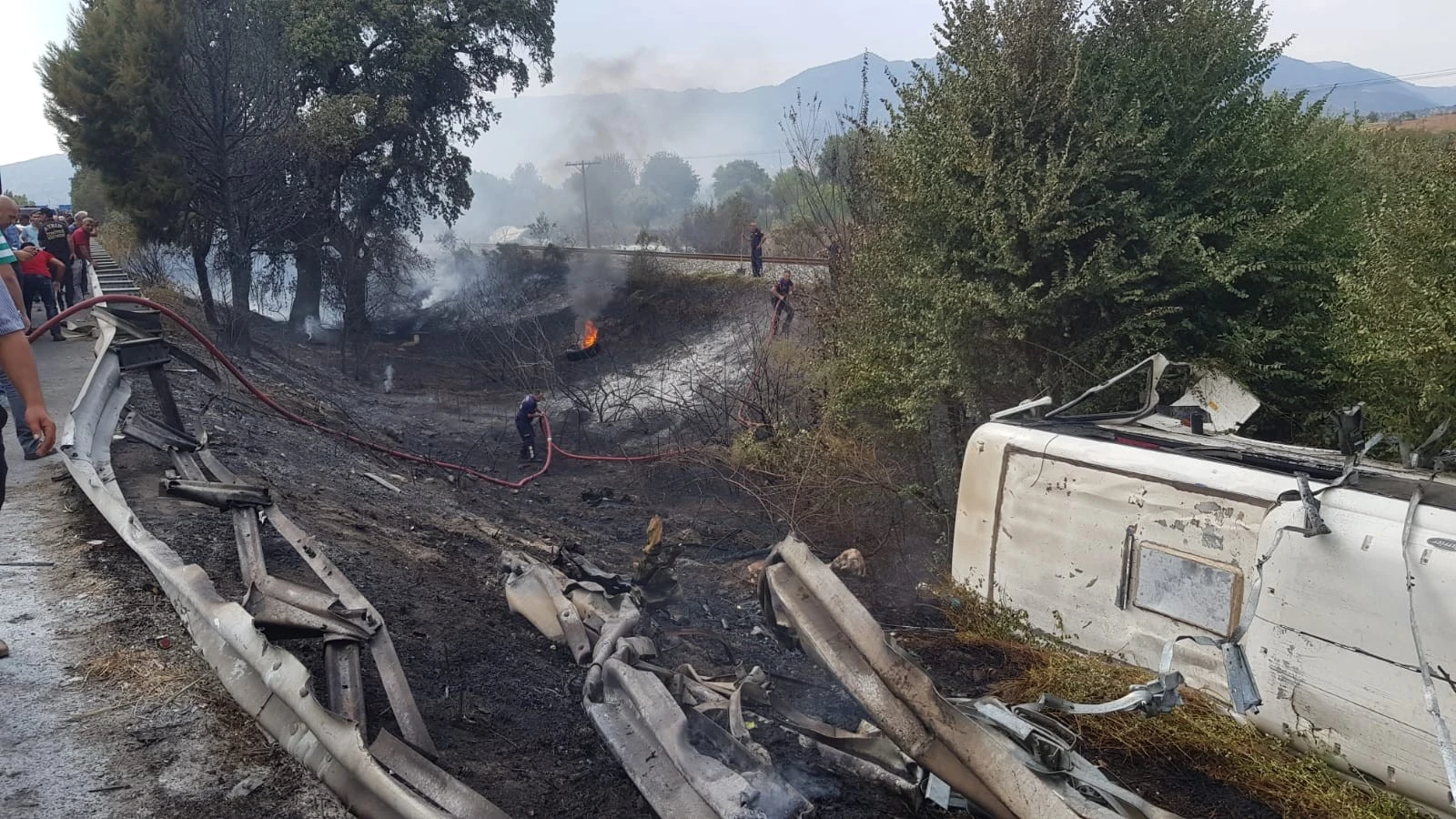 Aydın'da servis otobüsü tarlaya uçtu: Çok sayıda yaralı var