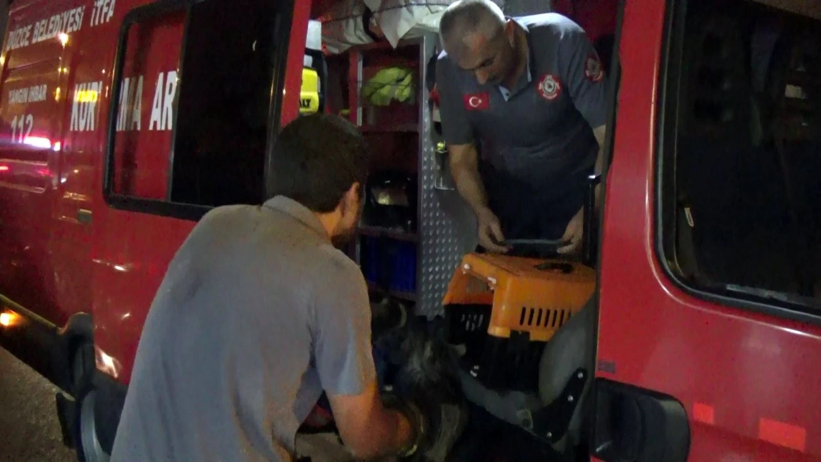 İtfaiye eri kediyi kurtardı elini kurtaramadı