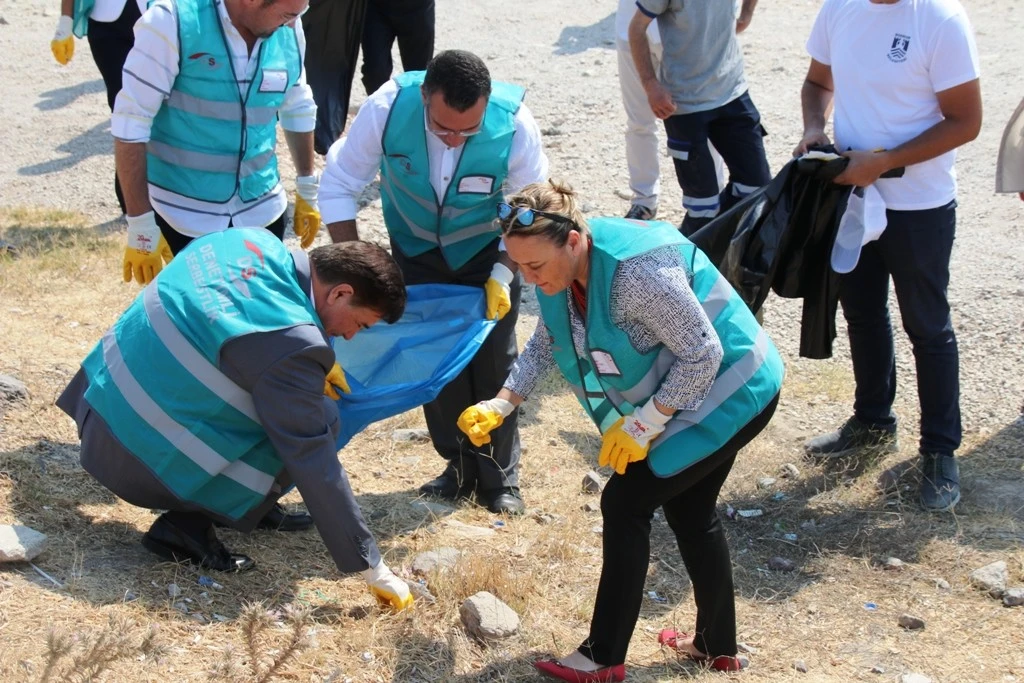 Ünlü tatil beldesinde 30 dakikada 1 ton çöp toplandı