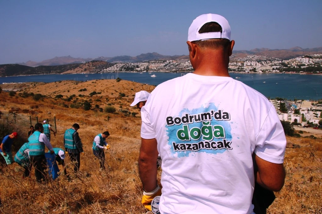 Ünlü tatil beldesinde 30 dakikada 1 ton çöp toplandı