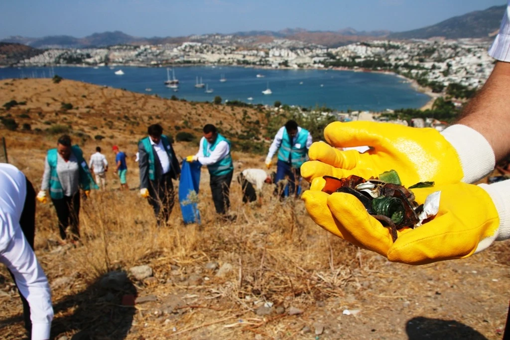 Ünlü tatil beldesinde 30 dakikada 1 ton çöp toplandı