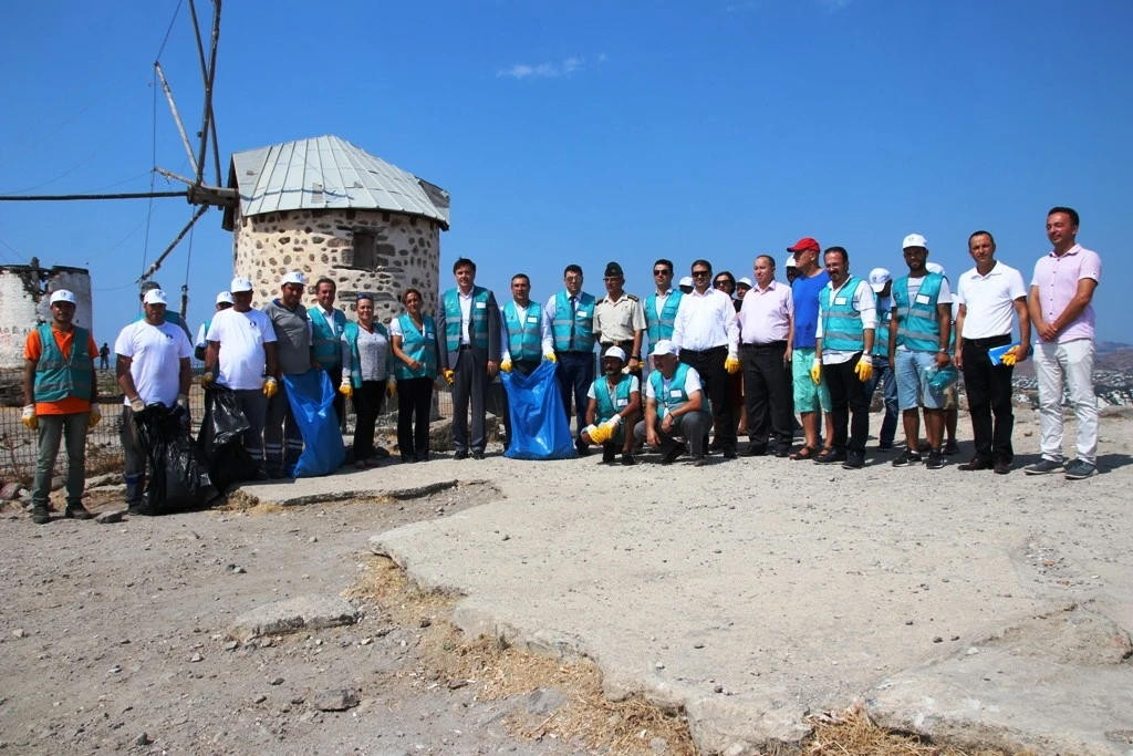 Ünlü tatil beldesinde 30 dakikada 1 ton çöp toplandı
