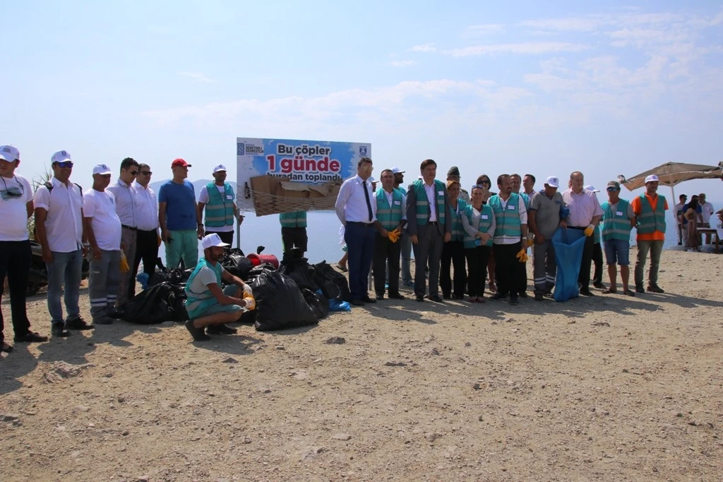 Ünlü tatil beldesinde 30 dakikada 1 ton çöp toplandı