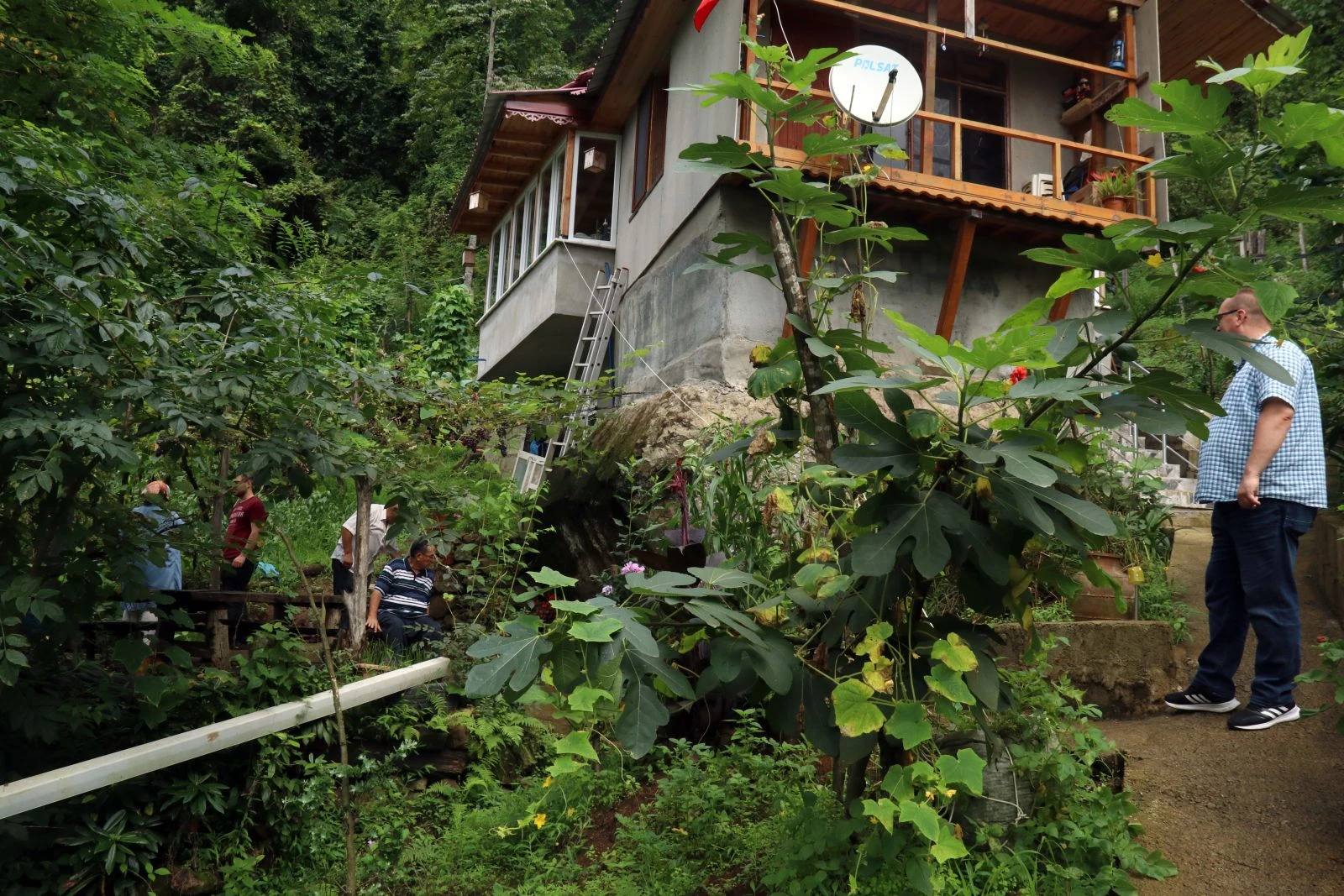 Arazisinde yer bulamayınca, kayanın üzerine ev yaptı