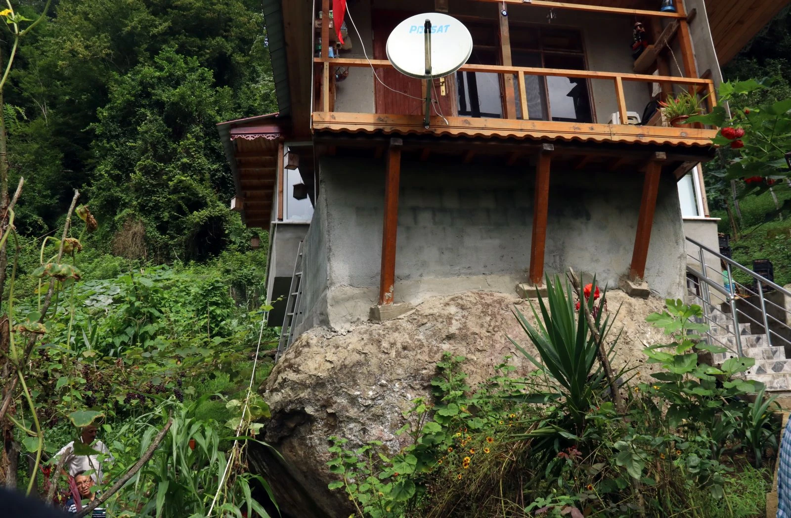 Arazisinde yer bulamayınca, kayanın üzerine ev yaptı