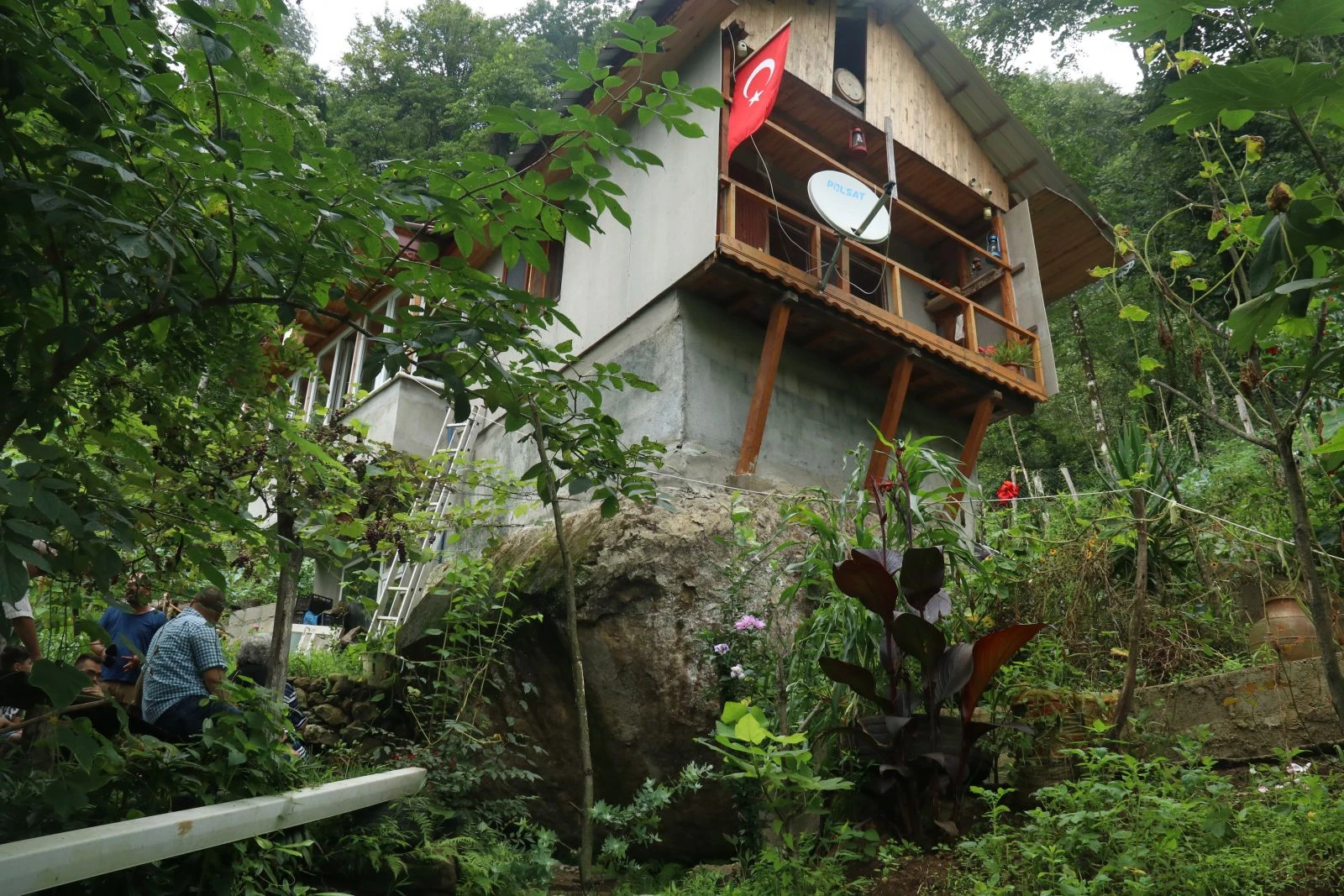 Arazisinde yer bulamayınca, kayanın üzerine ev yaptı