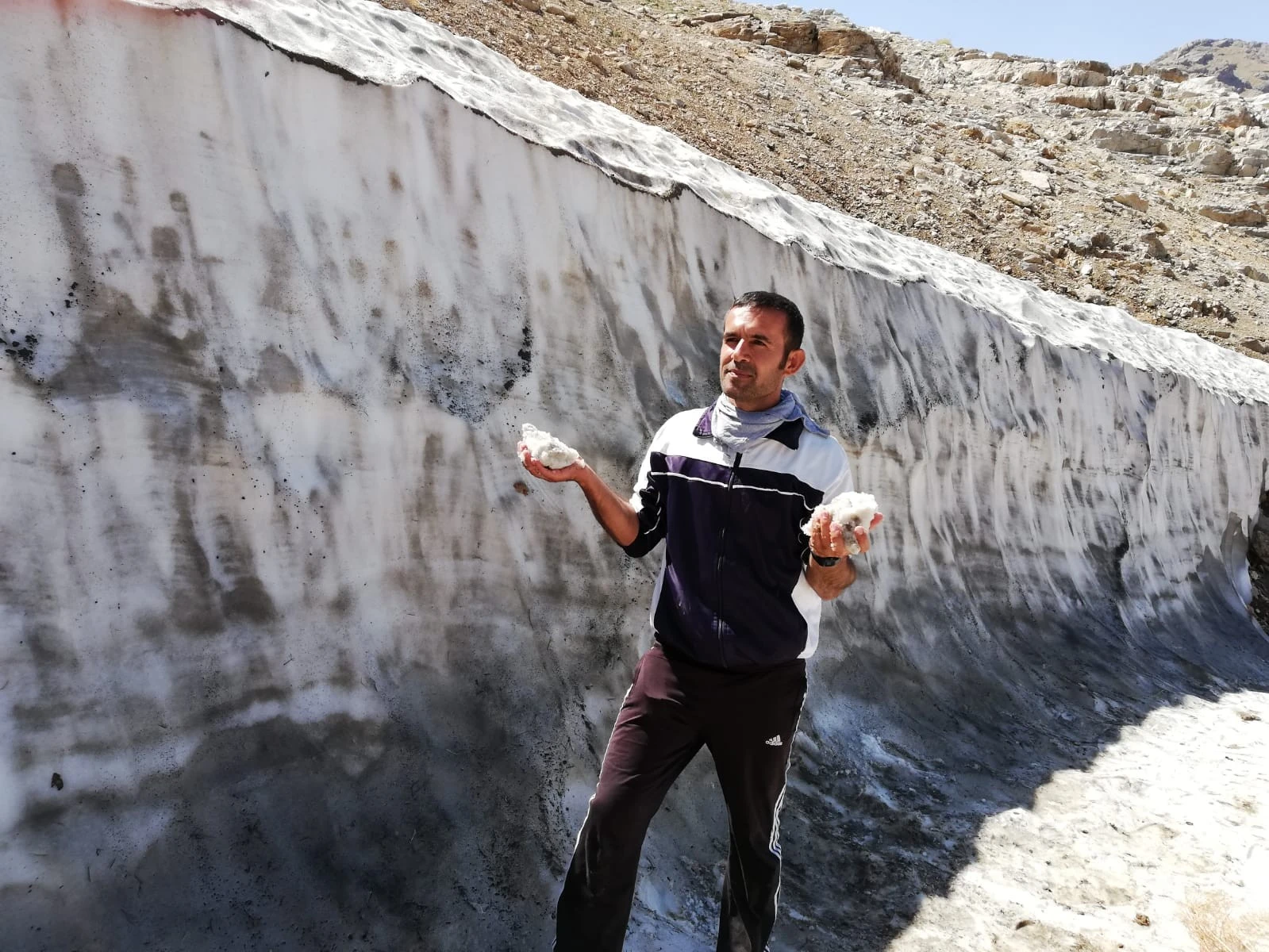 Yaz günü 1 metre kar kütlesi önünde fotoğraf çektirdiler