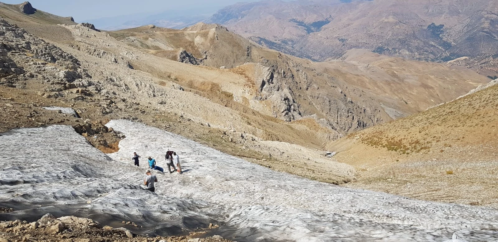 Yaz günü 1 metre kar kütlesi önünde fotoğraf çektirdiler