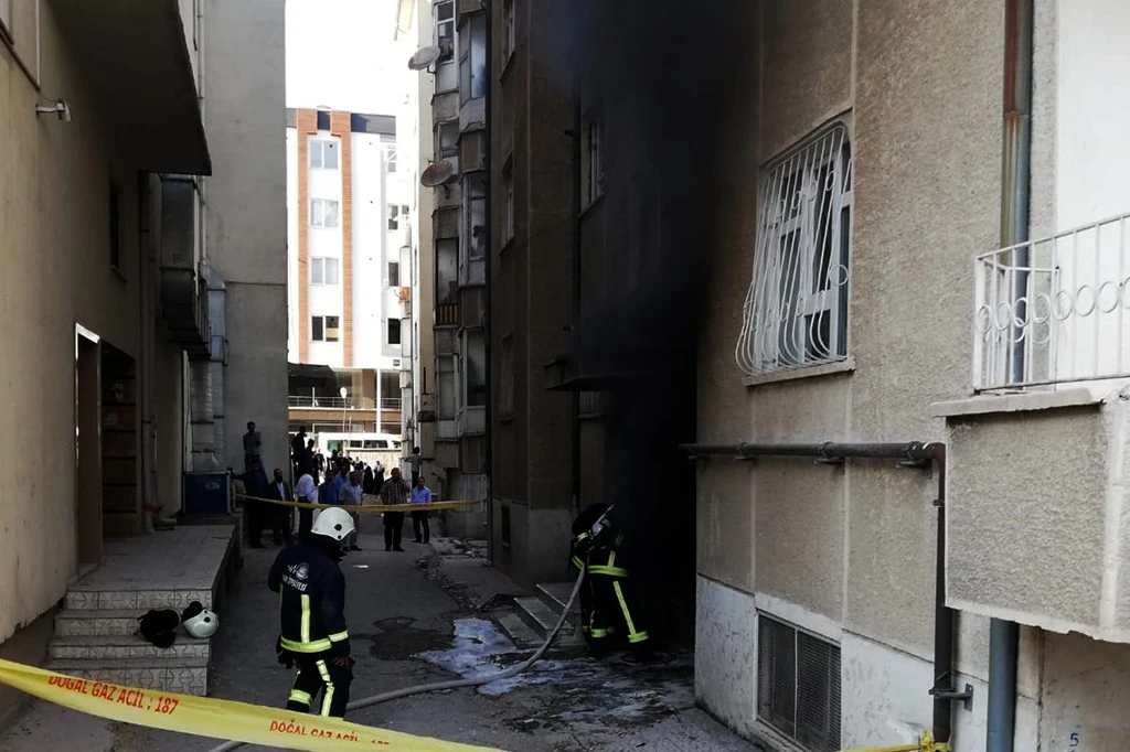Korkutan yangın! Güçlükle kendilerini dışarı attılar