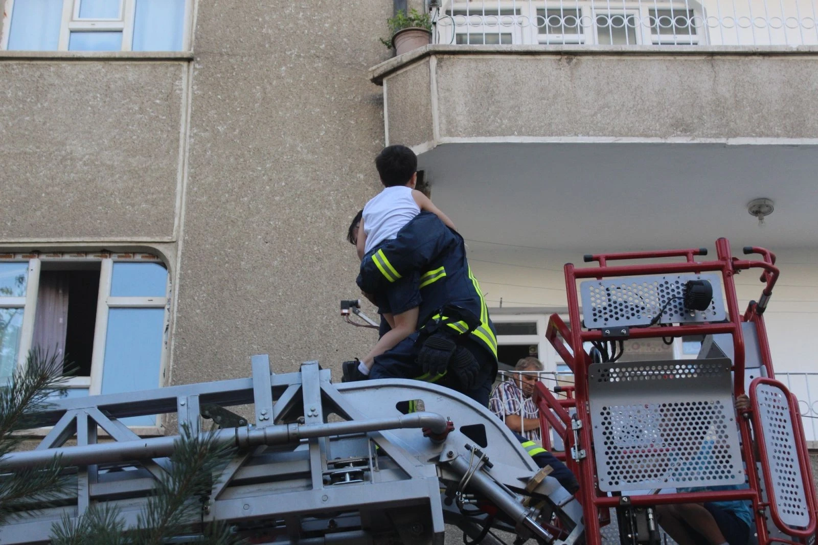 Korkutan yangın! Güçlükle kendilerini dışarı attılar