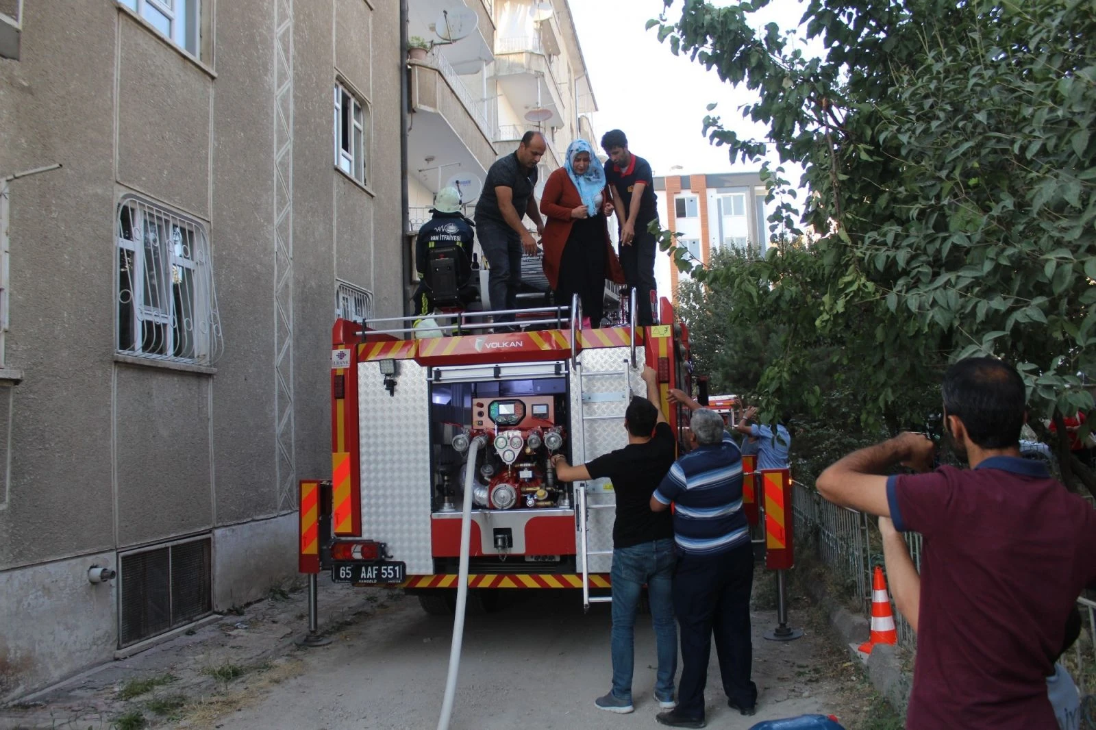 Korkutan yangın! Güçlükle kendilerini dışarı attılar