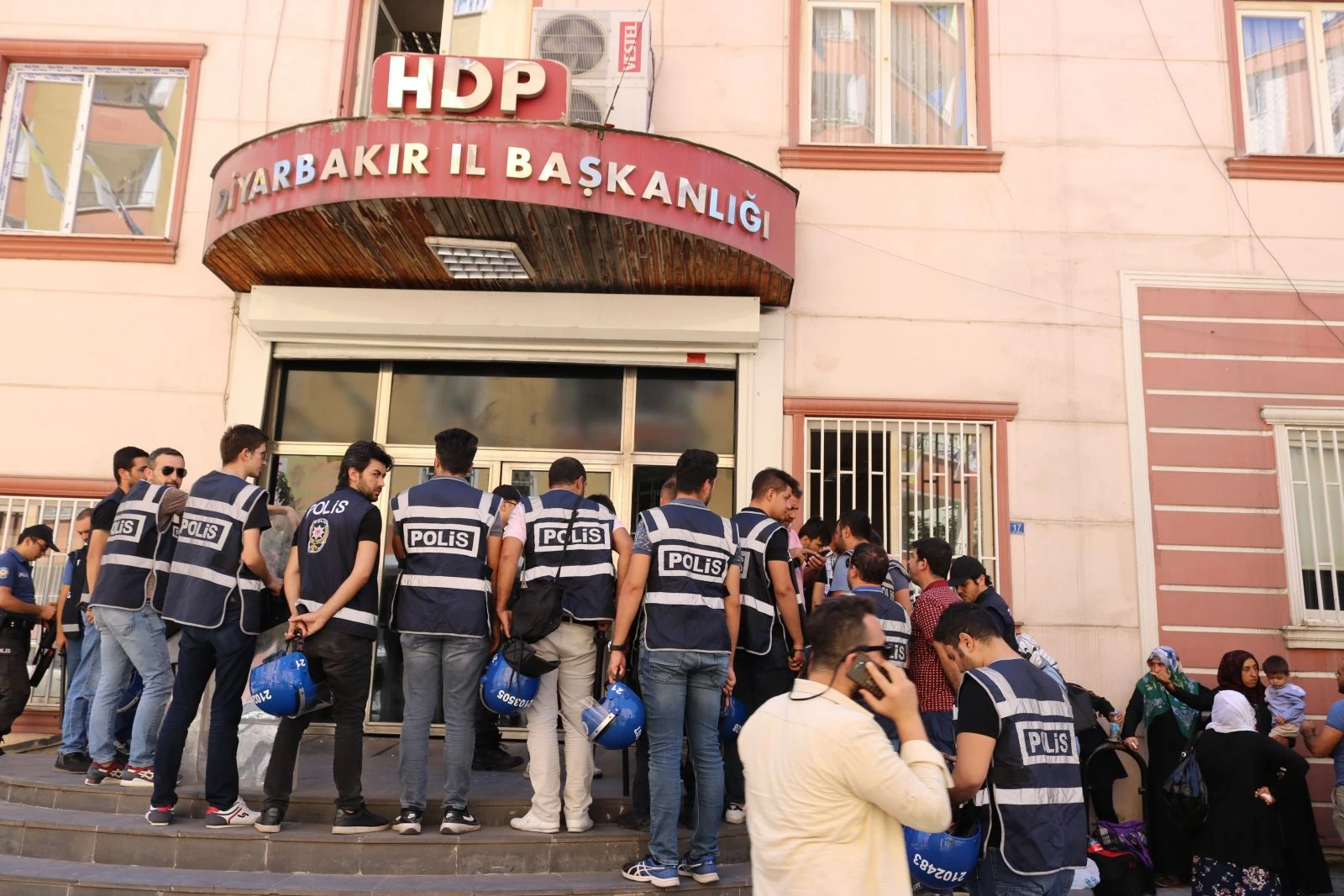 HDP’liler oturma eylemi yapan aileye ve basın mensuplarına saldırdı