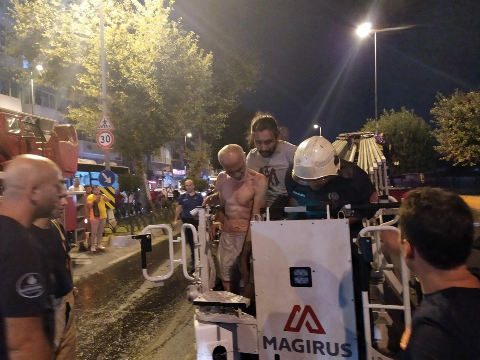 İntihar etmek için stadın aydınlatma direğine çıktı