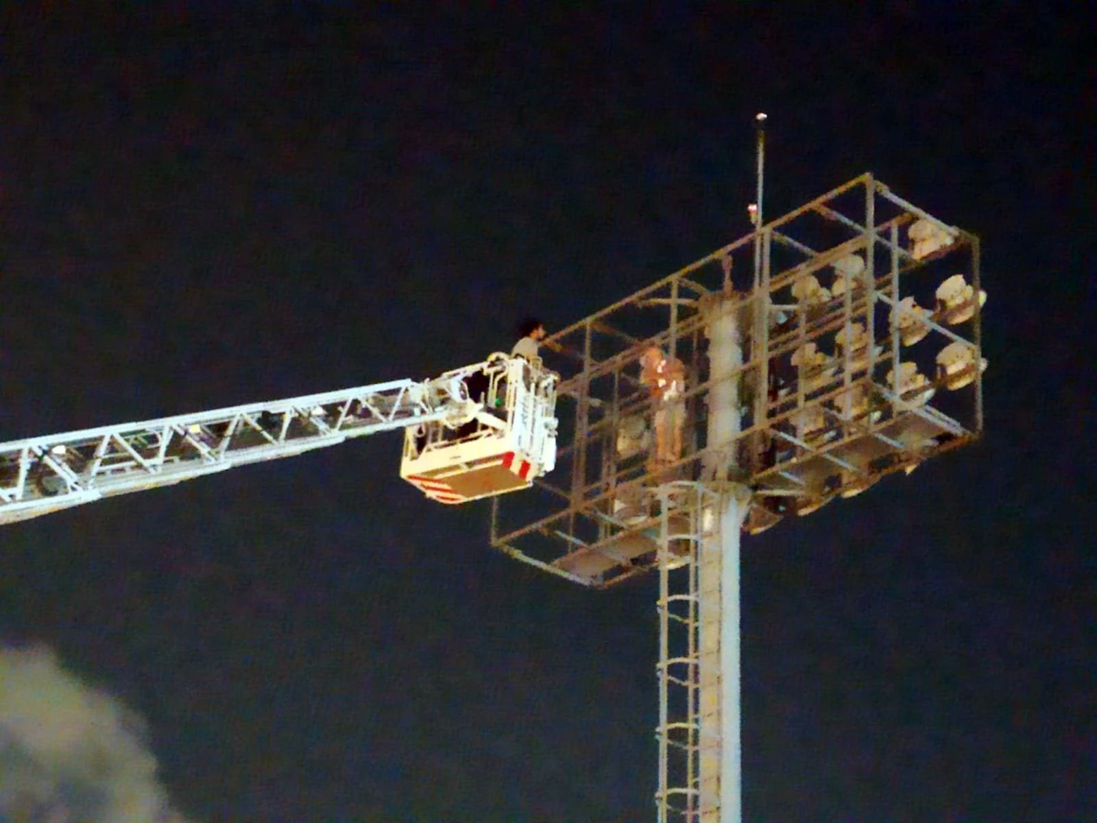 İntihar etmek için stadın aydınlatma direğine çıktı