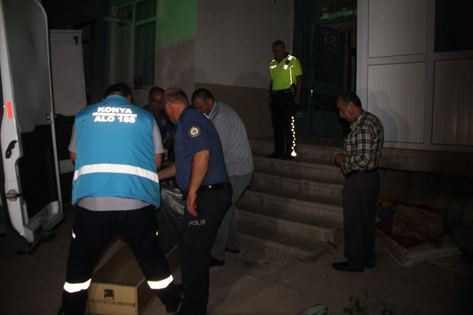 Tartıştığı kocasını keserle vurarak öldürdü