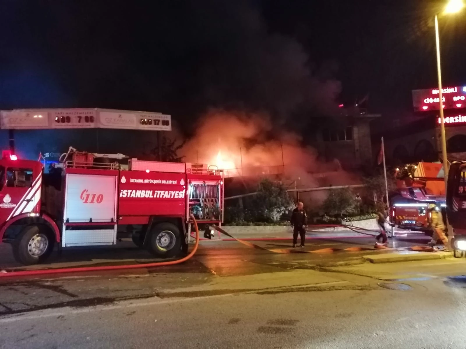 Üç katlı iş yeri alev alev yandı