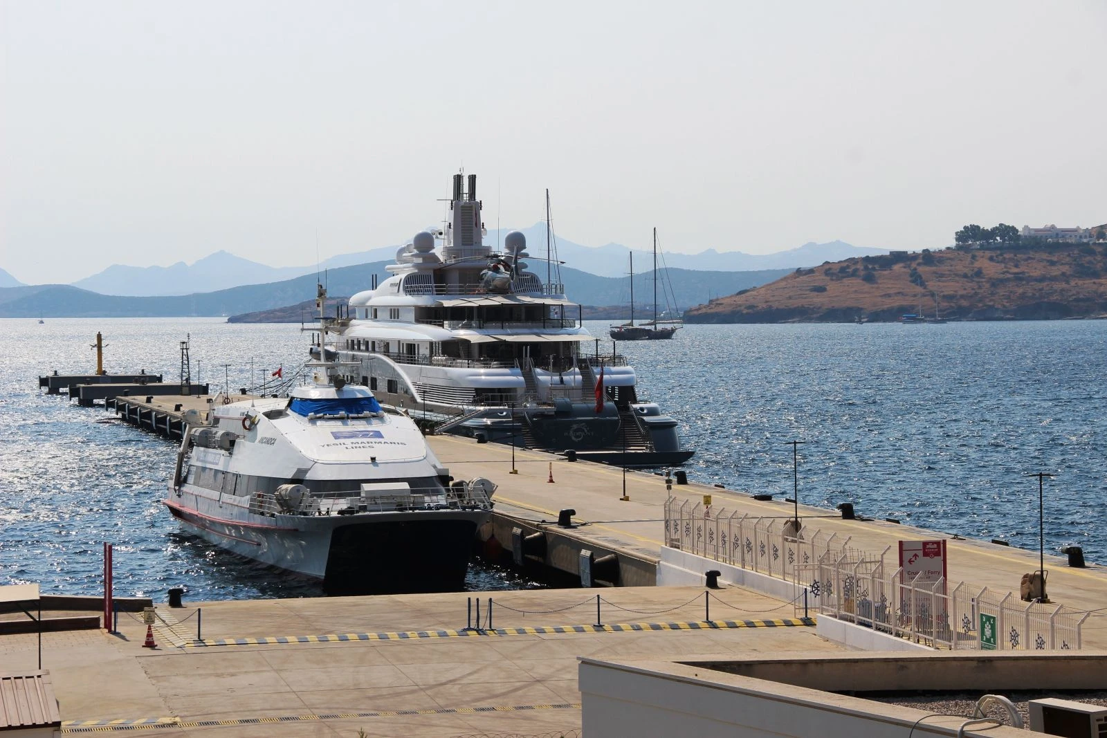 Bu yat yanına 100 metre yaklaştırmıyor