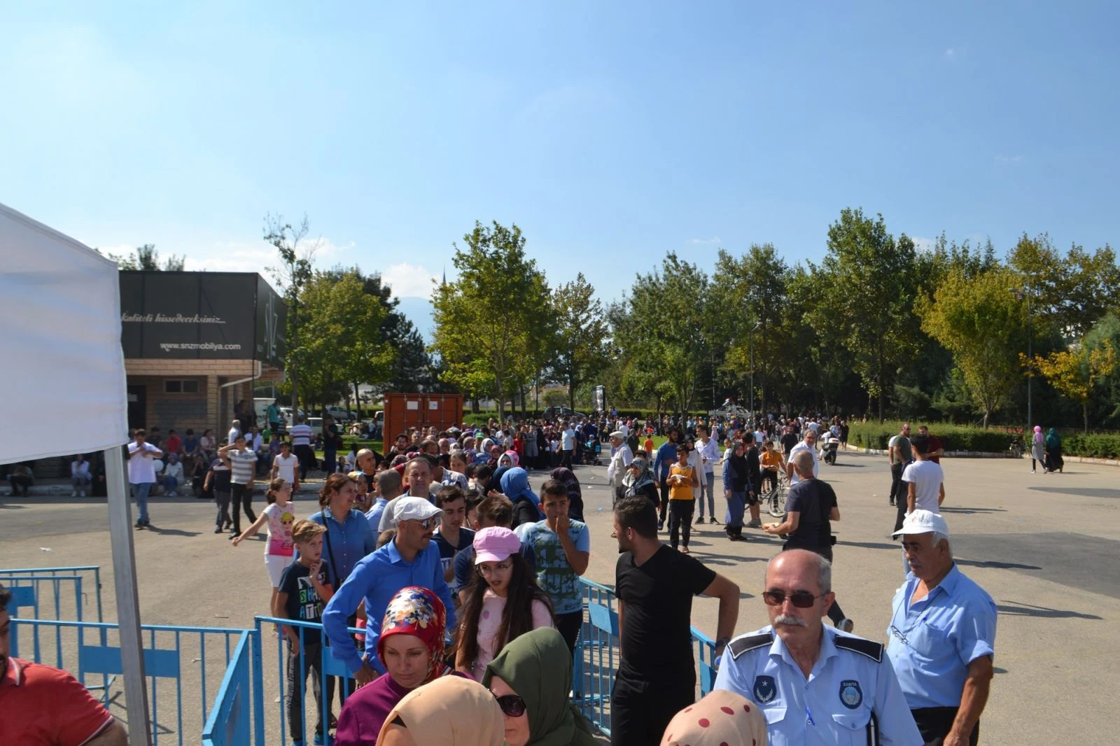 1,5 ton dağıtıldı! Alabilmek için saatlerce kuyrukta beklediler