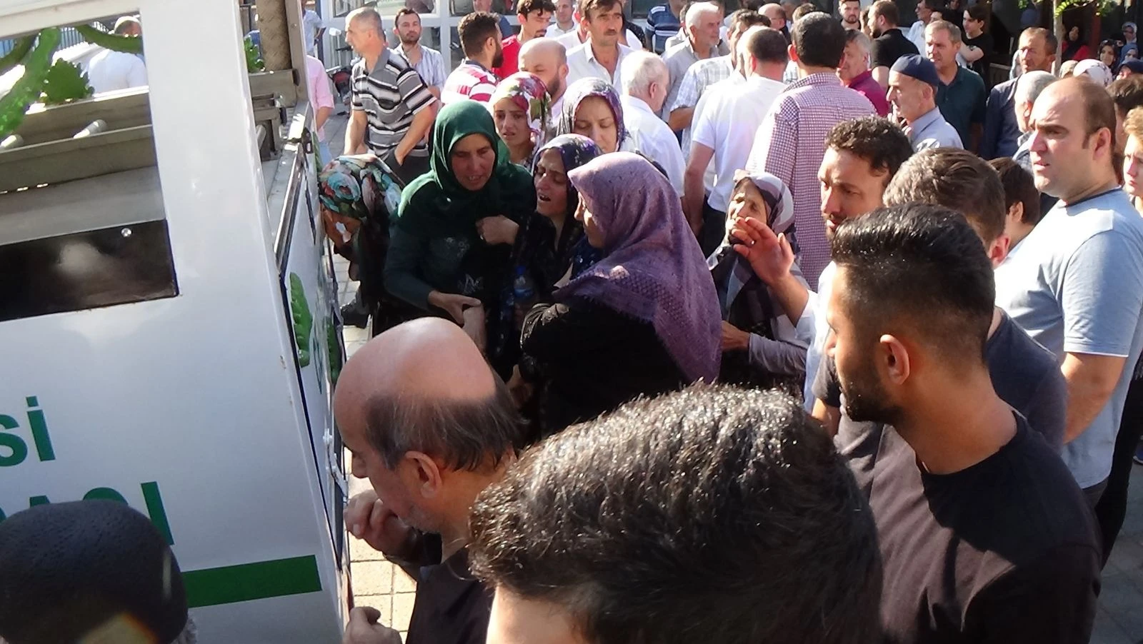 Yürek yakan kare! Annesi ayakta duramadı