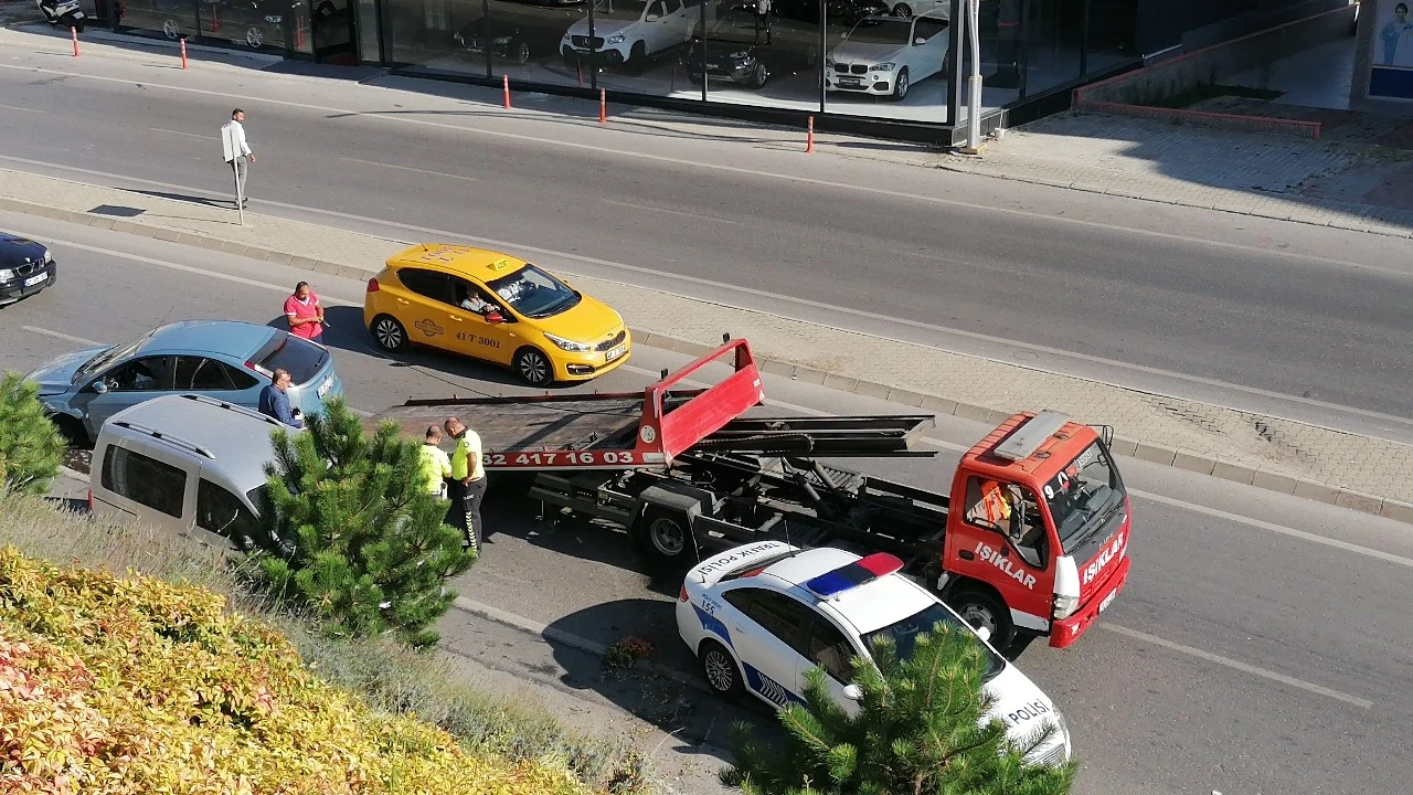 Otomobil 20 metre yükseklikten yola uçtu! Facianın eşiğinden dönüldü