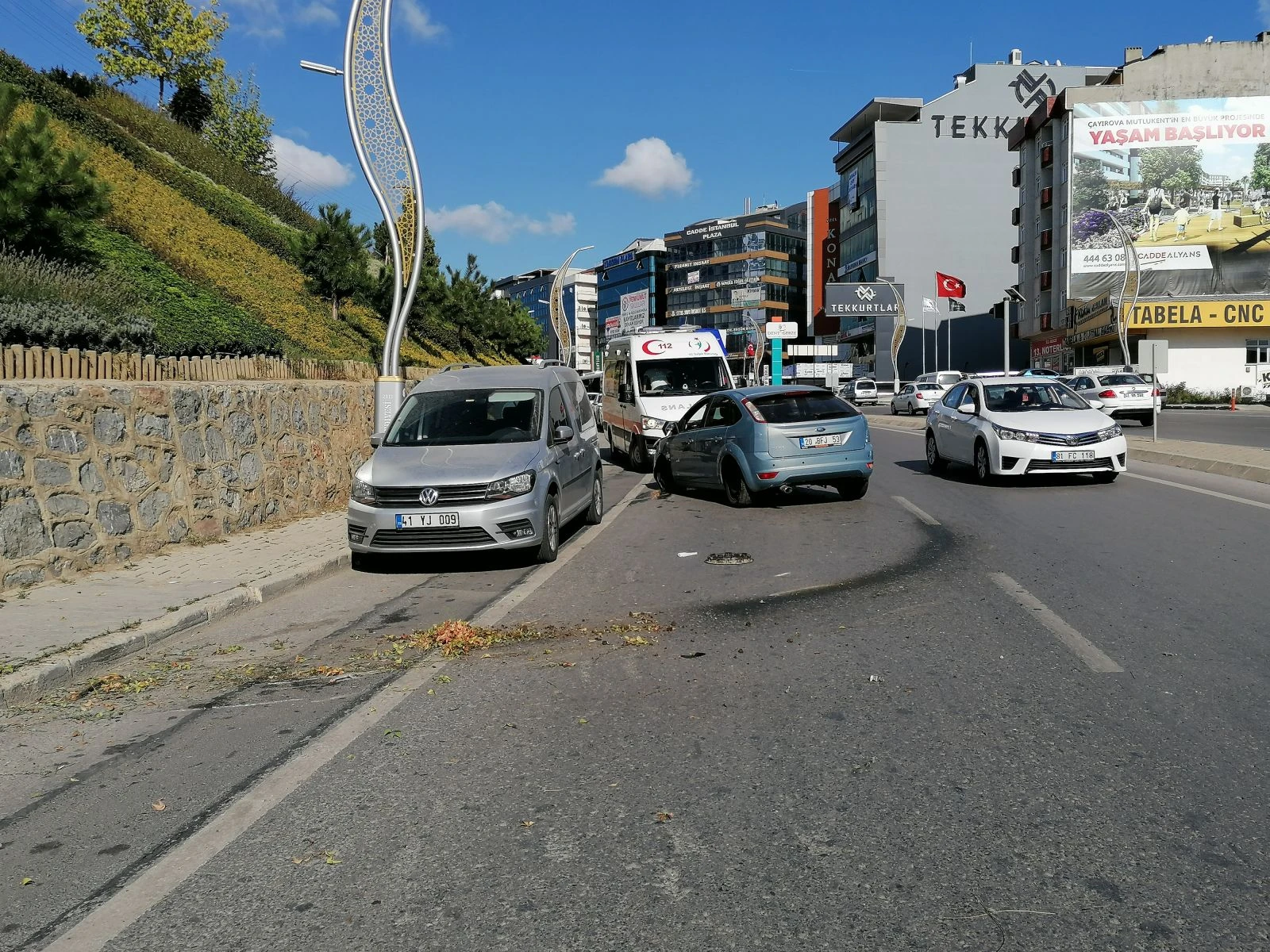 Otomobil 20 metre yükseklikten yola uçtu! Facianın eşiğinden dönüldü