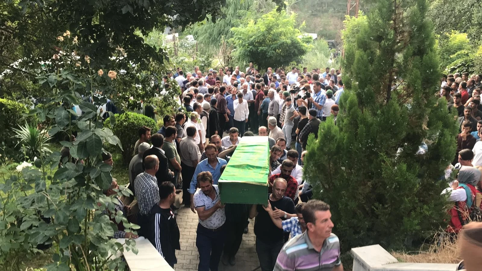 Feci kazada hayatı kaybedenler yan yana toprağa verildi