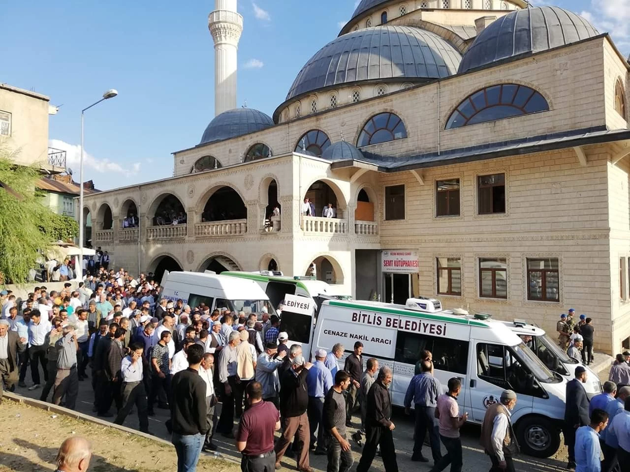 Feci kazada hayatı kaybedenler yan yana toprağa verildi