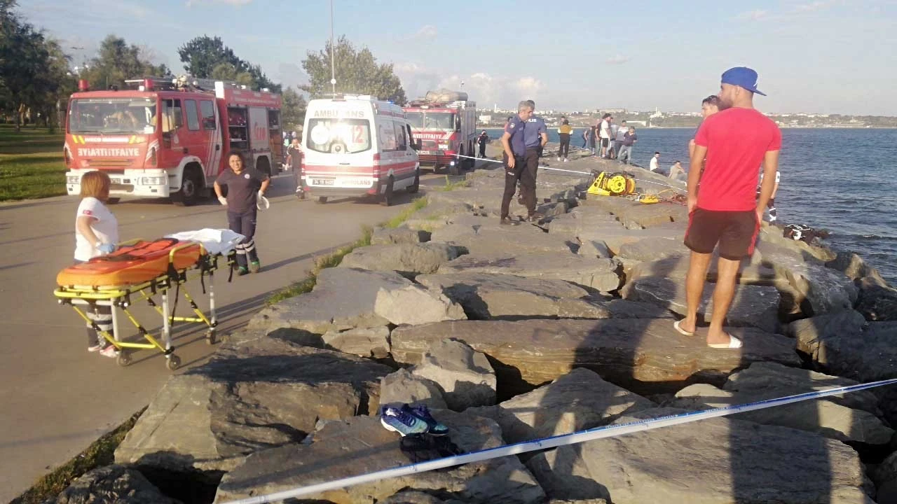 Denize düşen genç kayalıklara sıkıştı