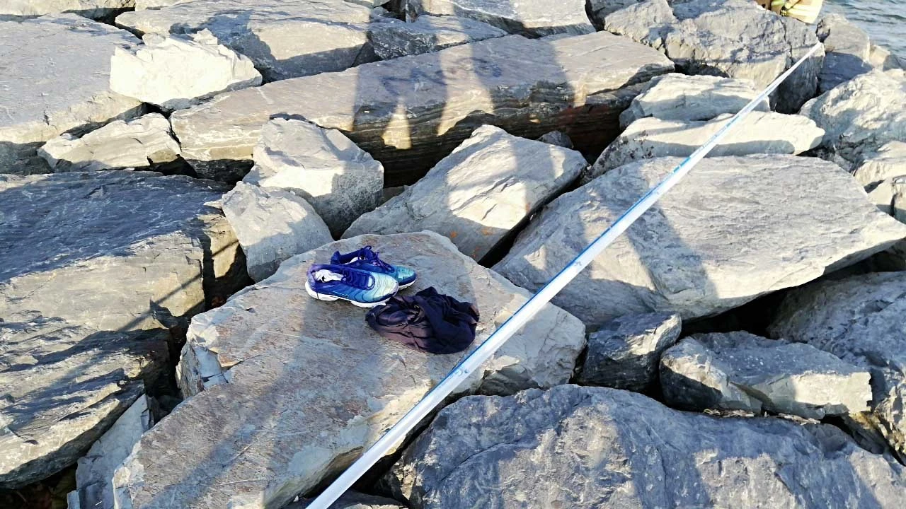 Denize düşen genç kayalıklara sıkıştı