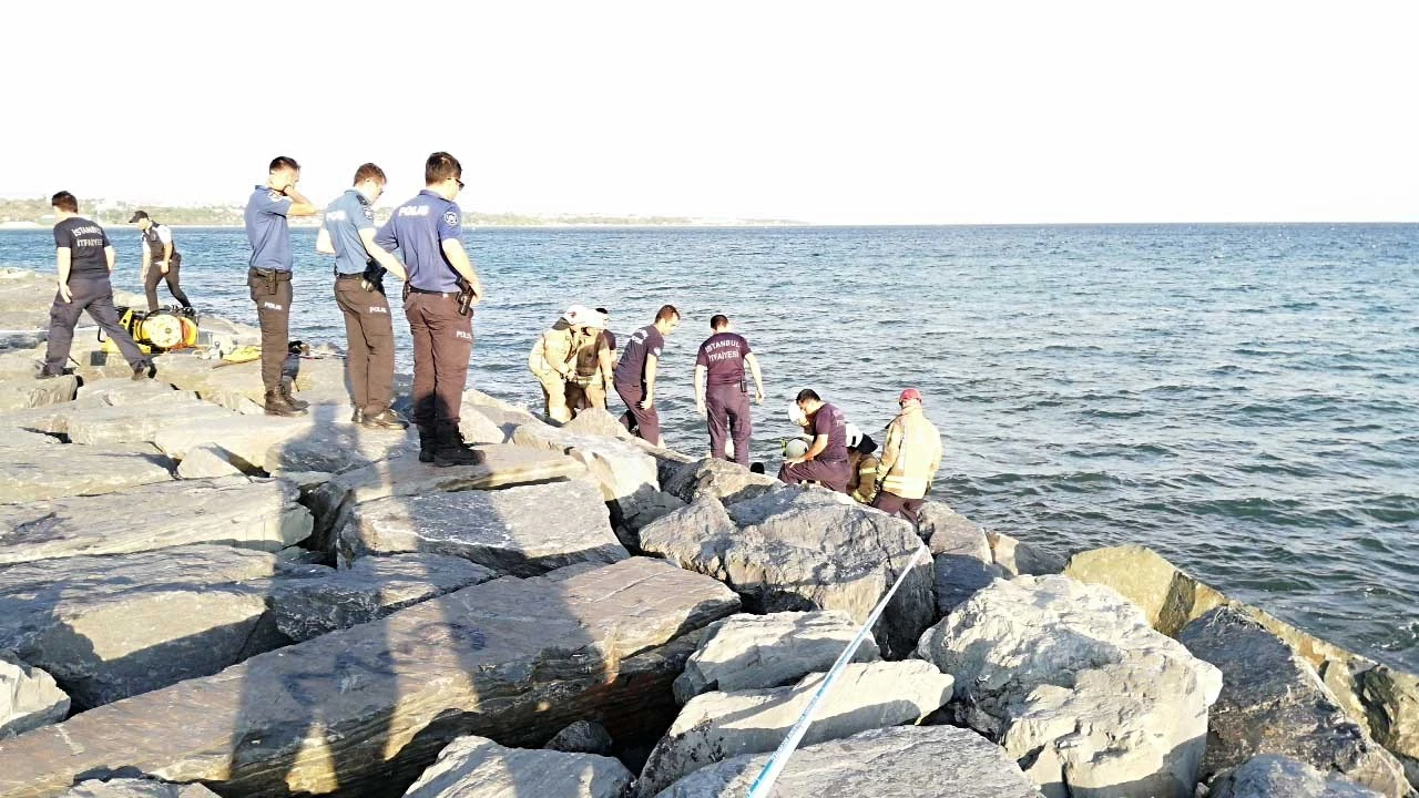 Denize düşen genç kayalıklara sıkıştı