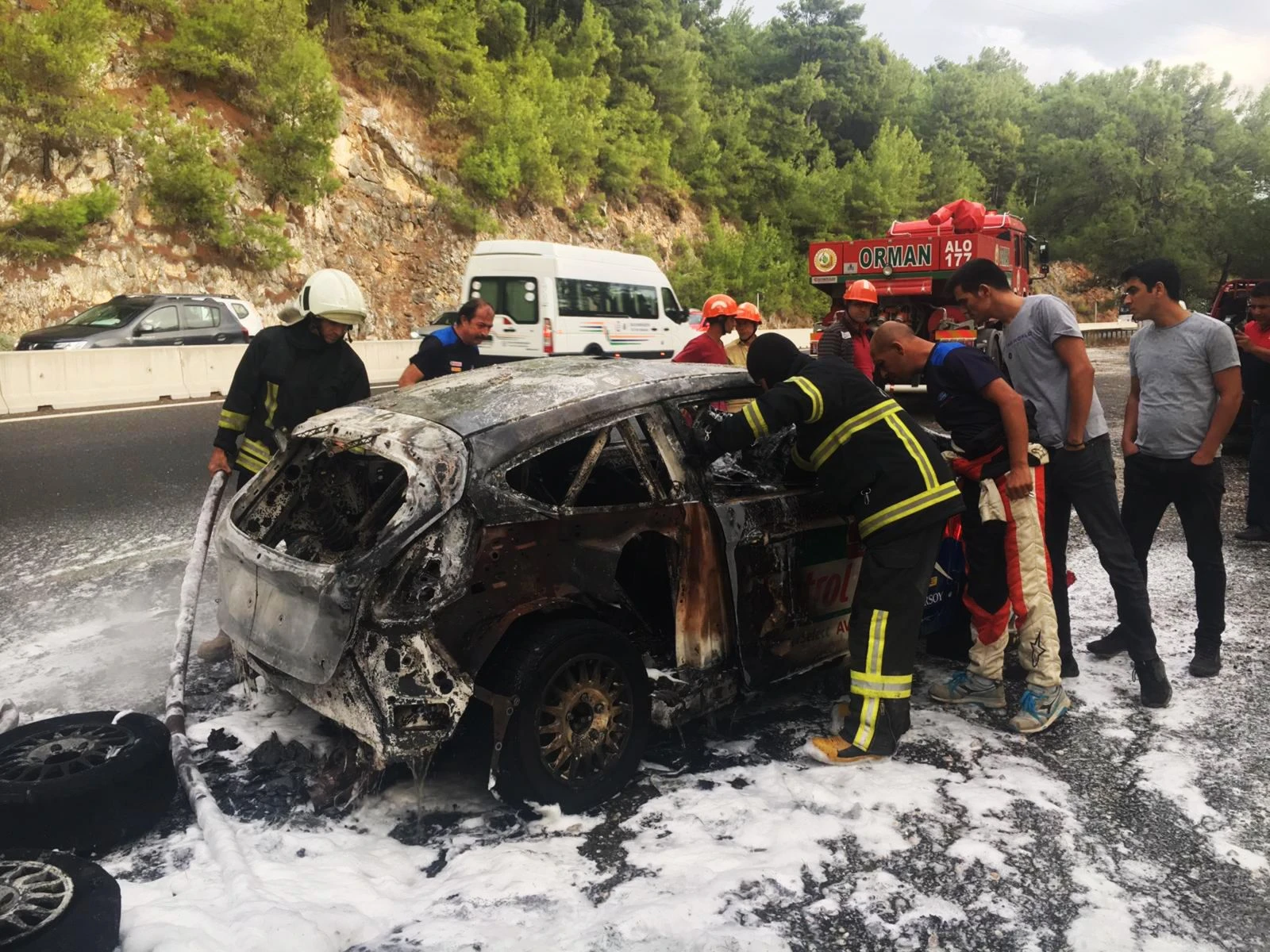 Ralli aracı küle döndü