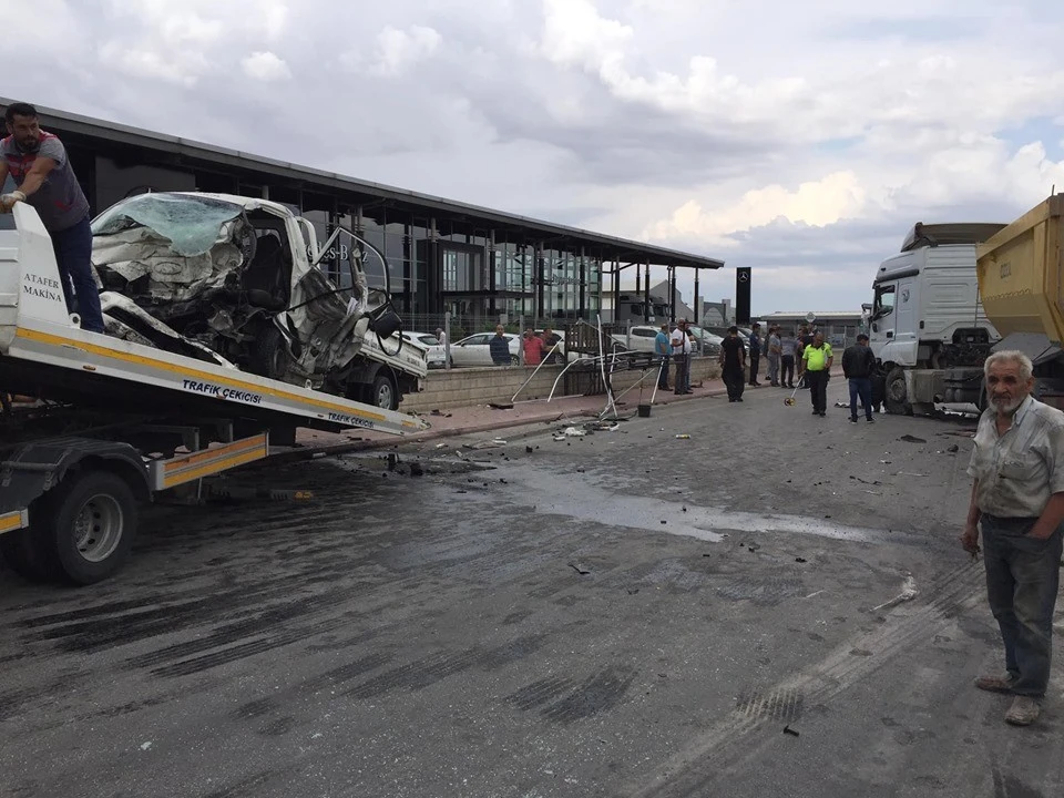 Kamyonet ile hafriyat kamyonu çarpıştı: 1 ölü, 2 yaralı