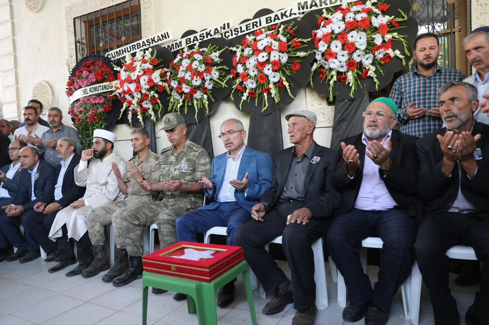 Şehit güvenlik korucusu, şehit babası ile yan yana
