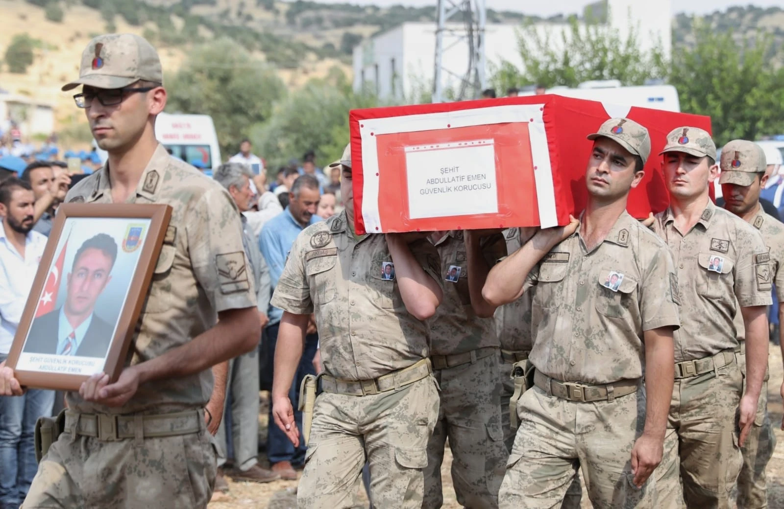 Şehit güvenlik korucusu, şehit babası ile yan yana