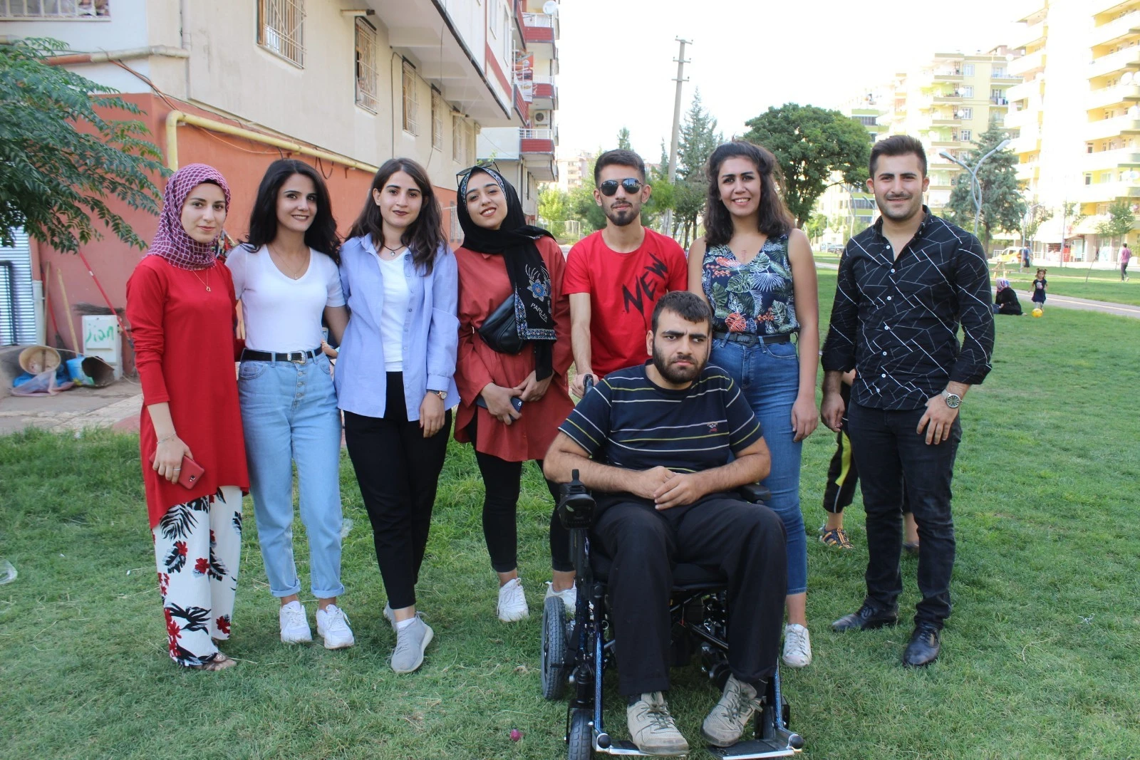 Yardımlarıyla engelli gencin yüzünü güldürdüler