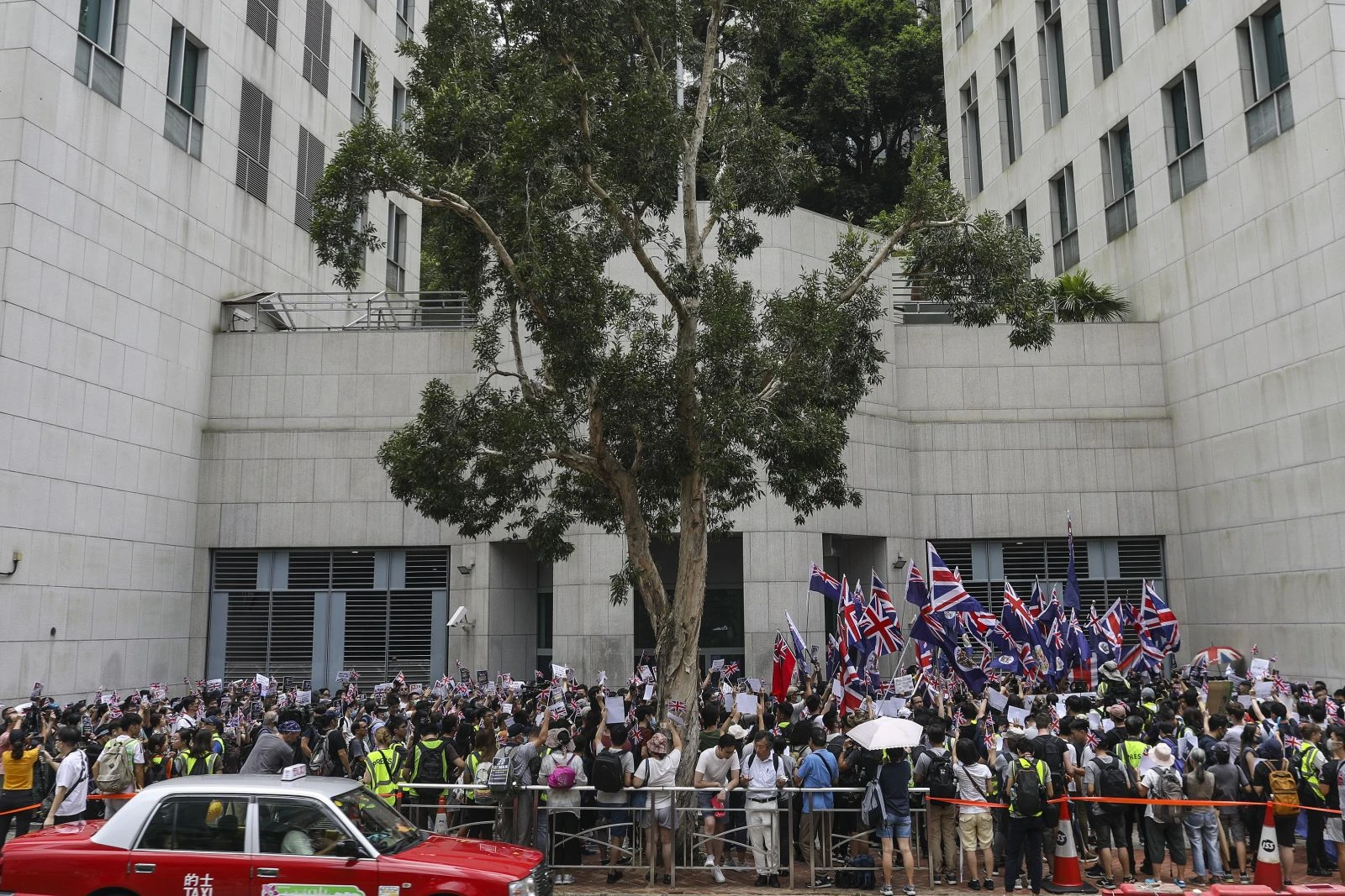 Tansiyon yükseliyor! Eylemciler İngiltere'den yardım istedi