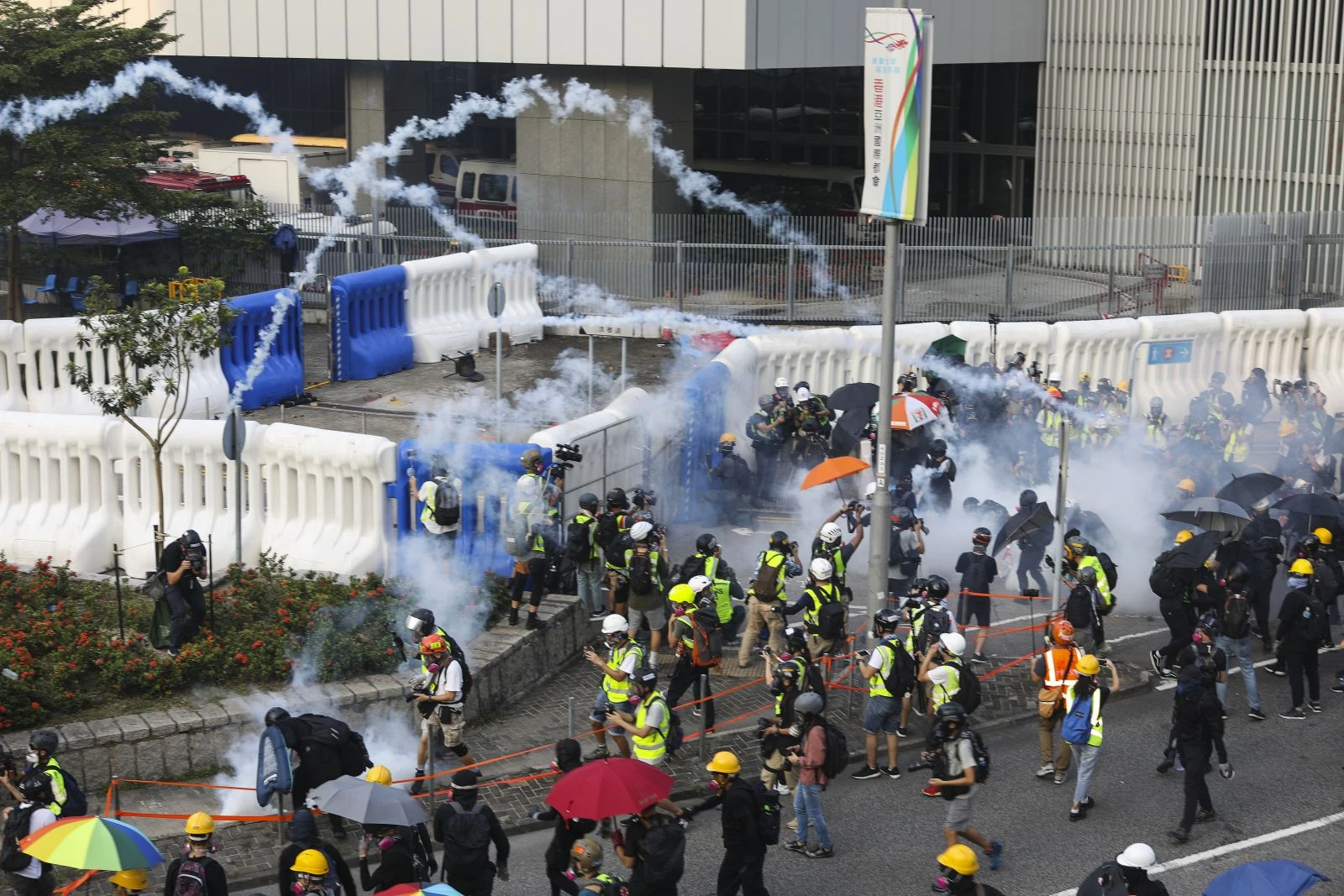 Tansiyon yükseliyor! Eylemciler İngiltere'den yardım istedi