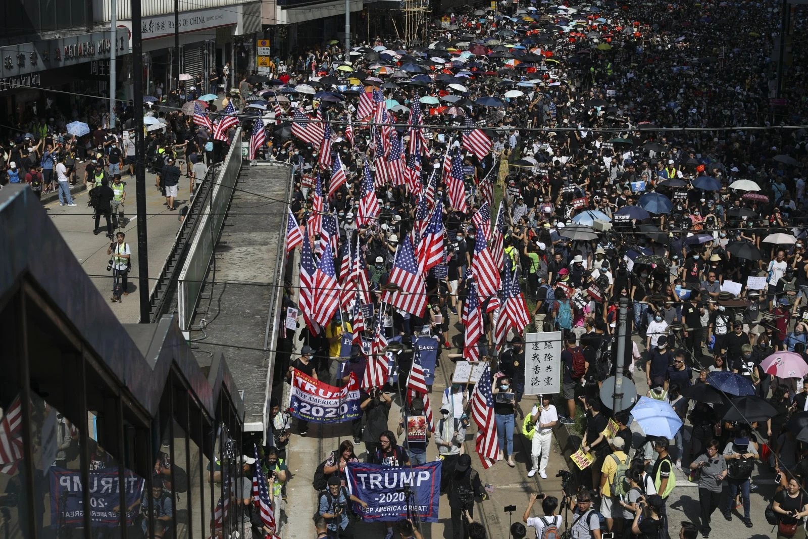 Tansiyon yükseliyor! Eylemciler İngiltere'den yardım istedi