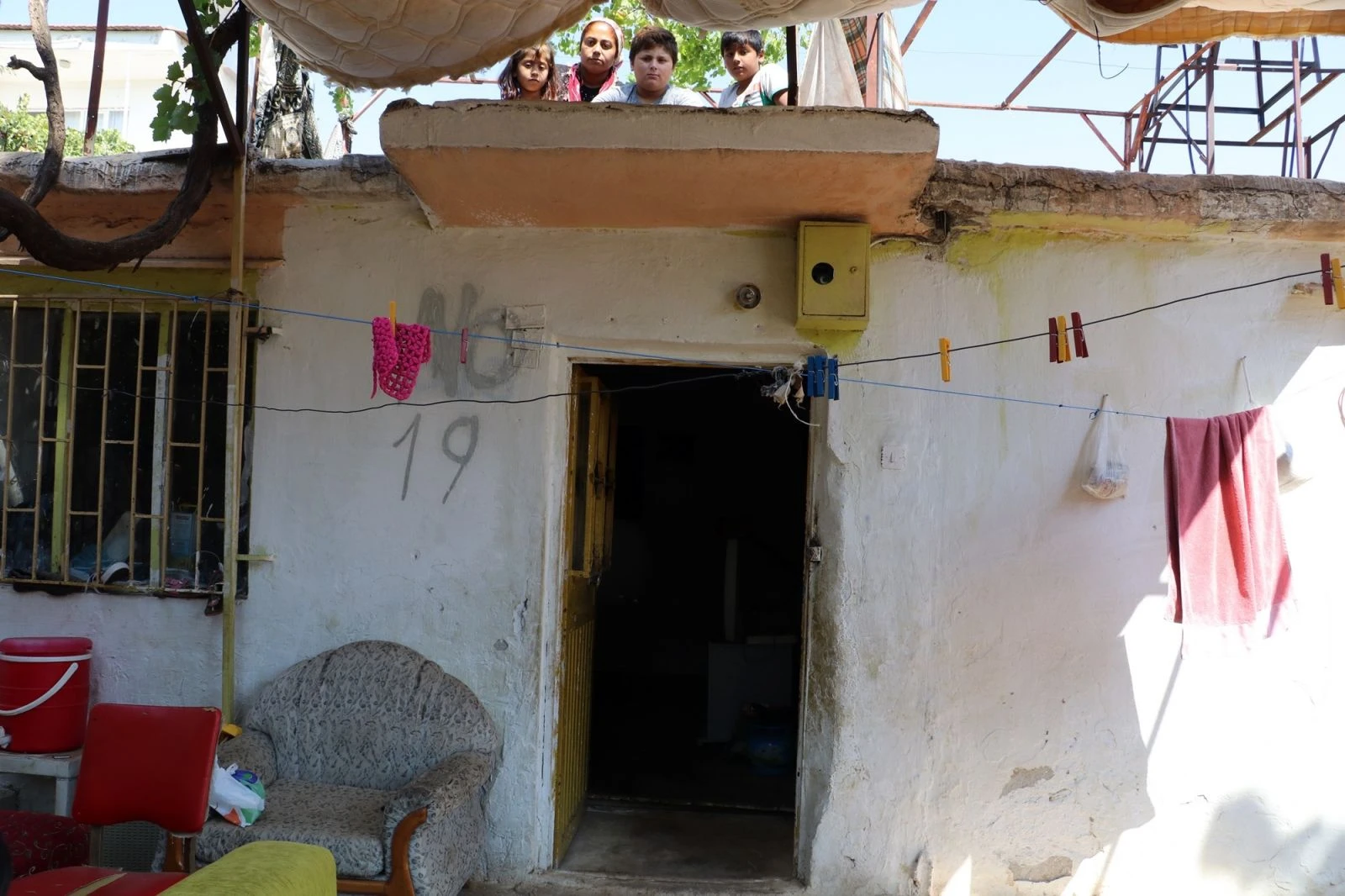 Korkudan evlerine giremeyen aile 45 gündür damda yatıyor