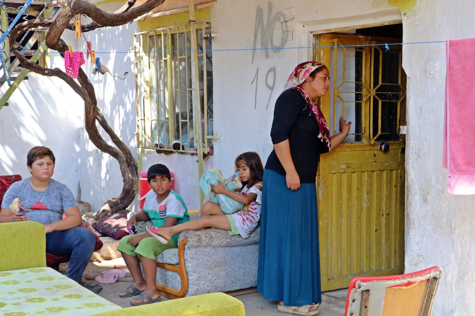 Korkudan evlerine giremeyen aile 45 gündür damda yatıyor