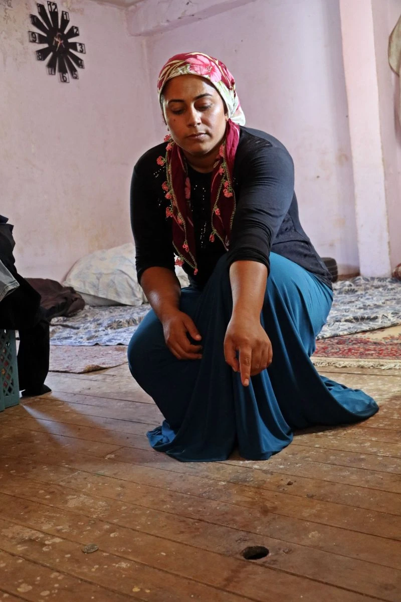 Korkudan evlerine giremeyen aile 45 gündür damda yatıyor