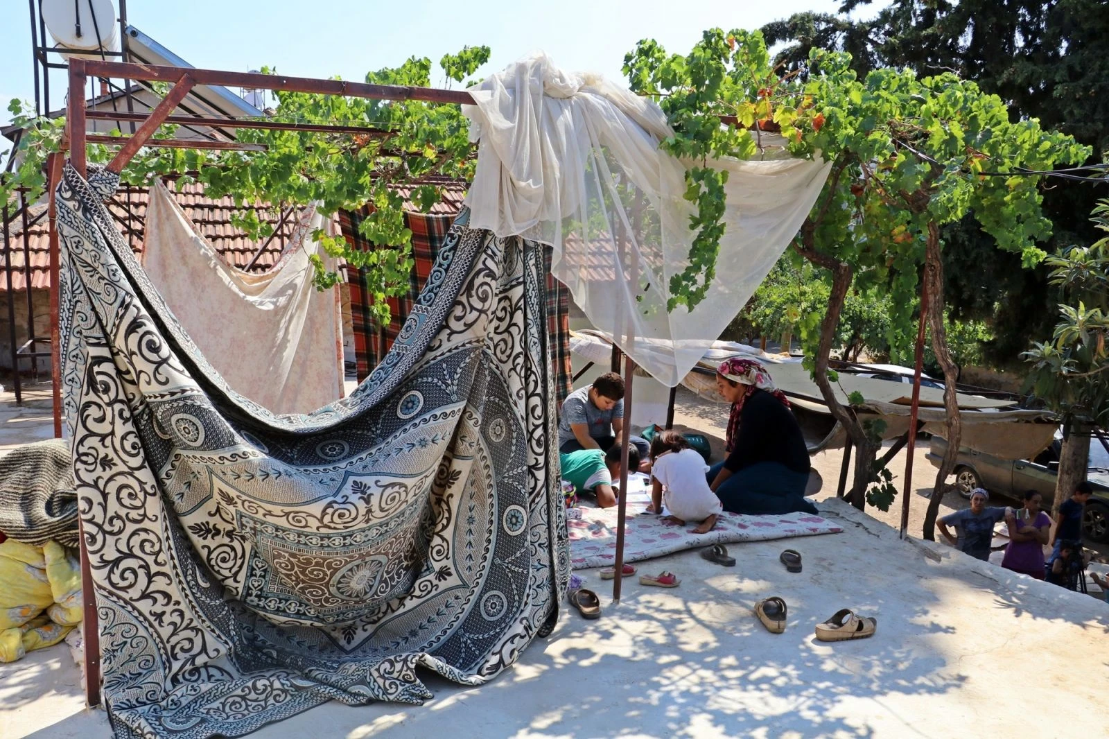 Korkudan evlerine giremeyen aile 45 gündür damda yatıyor